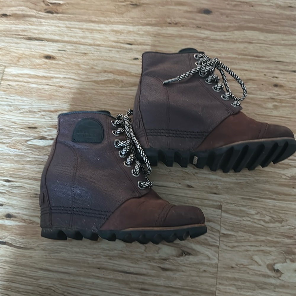 Sorel Wedge size 5.5 rusty brown boots